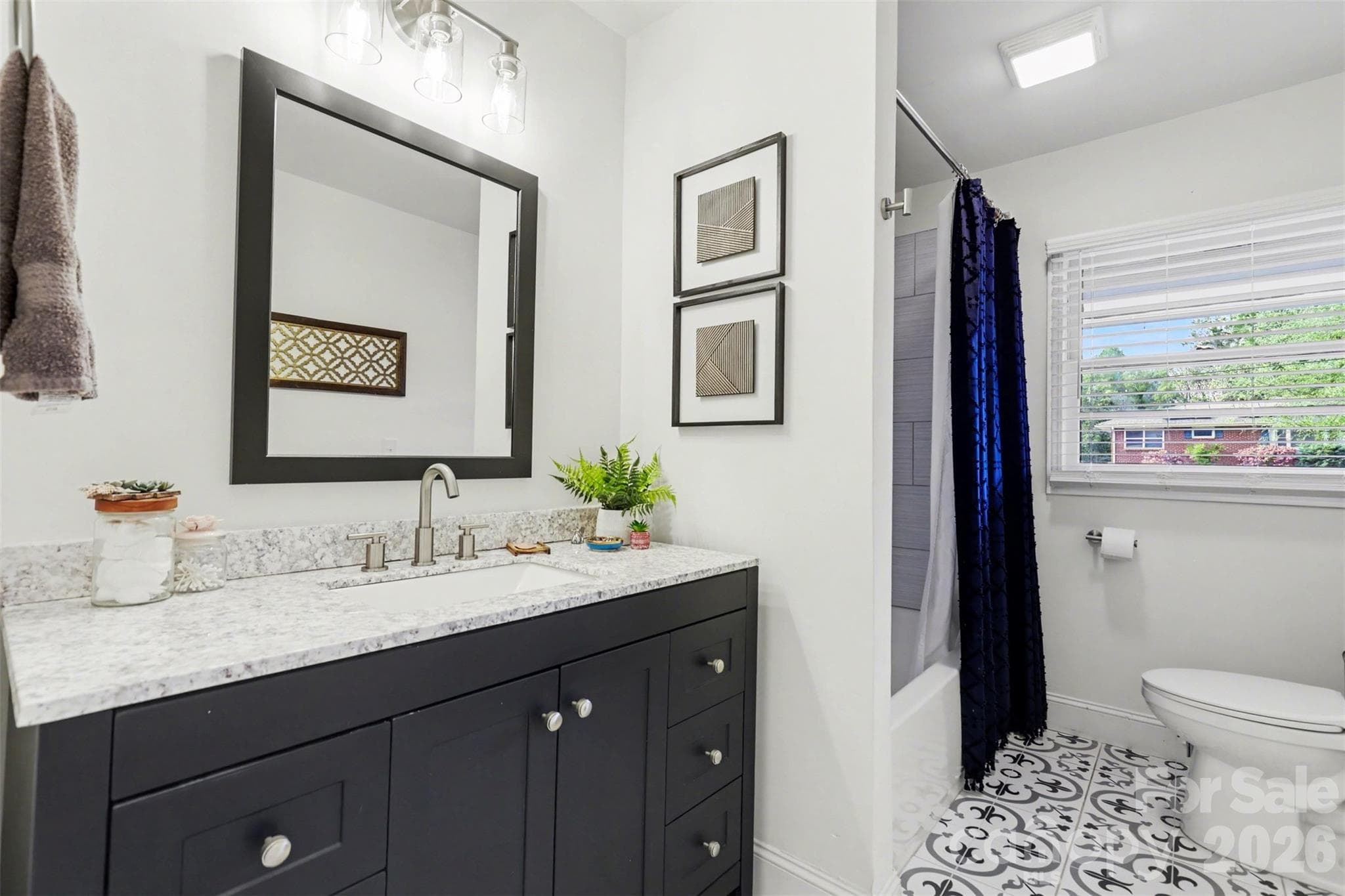 Hall bath which also has a tiled tub surround - 1209 Arbor Drive, Salisbury