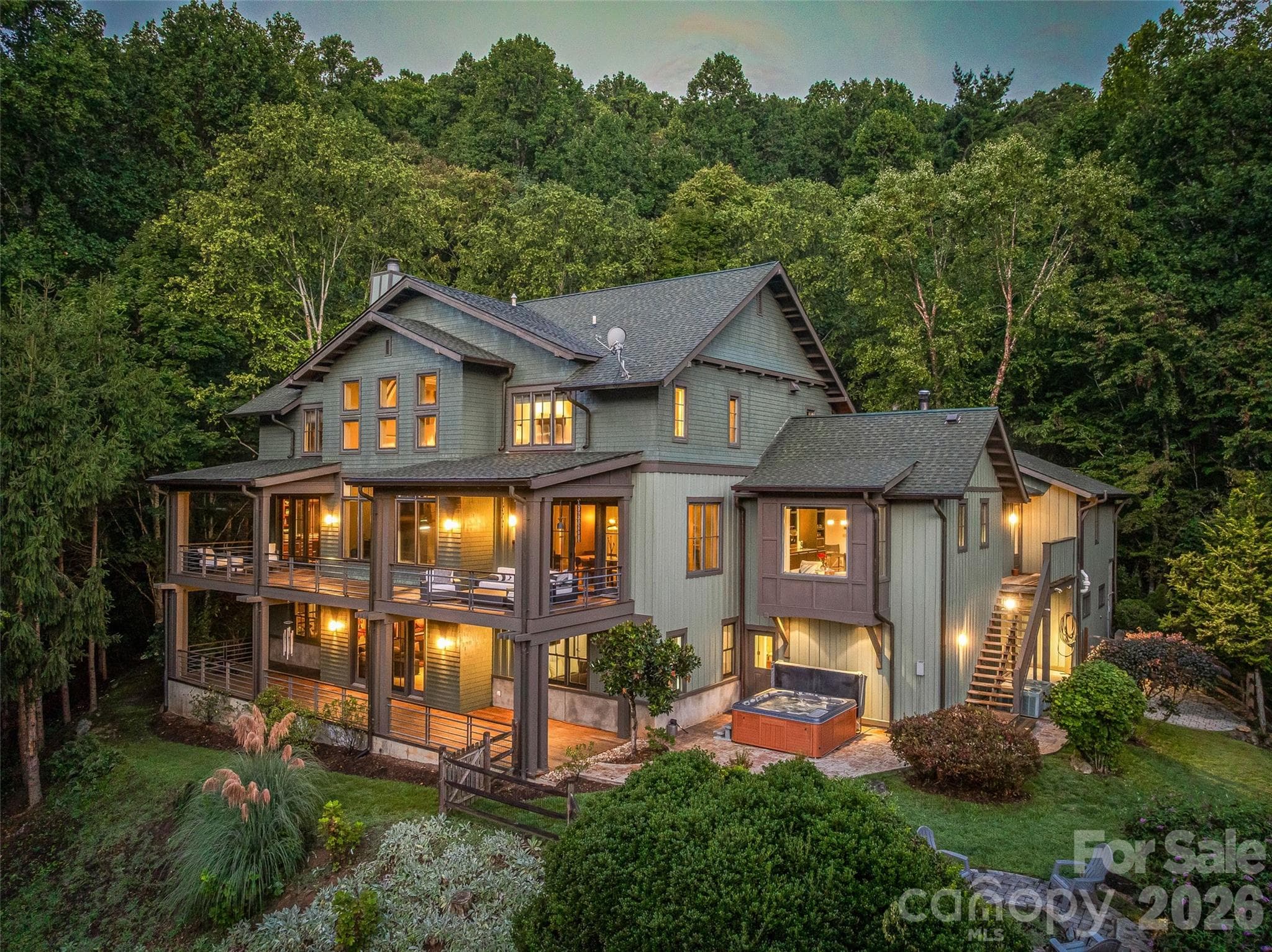 Enjoy the sounds of the creek and peaceful surroundings - Weaverville