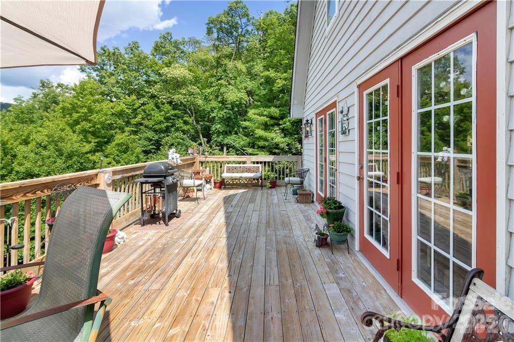 Full-Length Deck - 612 Old Home Place Road, Tuckasegee