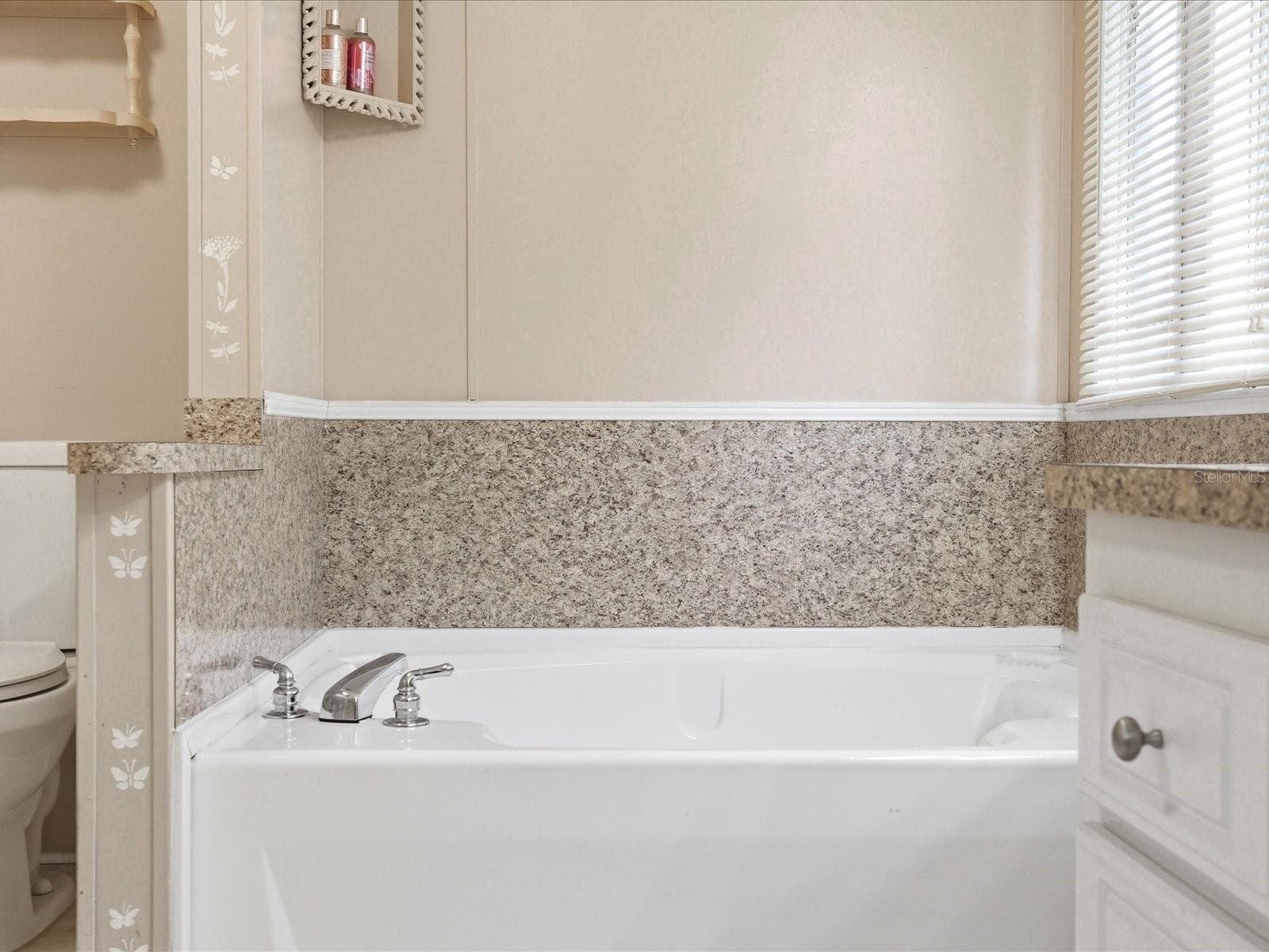 Tub in primary bathroom - 6144 REDWING AVE, ENGLEWOOD