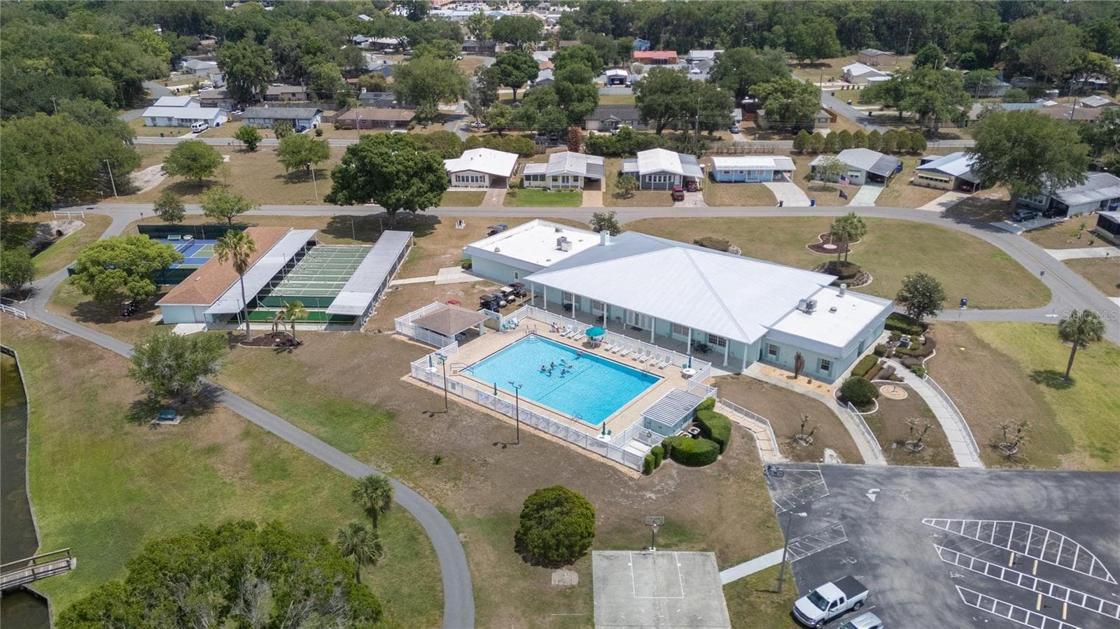Pool, shuffleboard, and pickleball courts - 1502 LONGBOW DR, LAKELAND