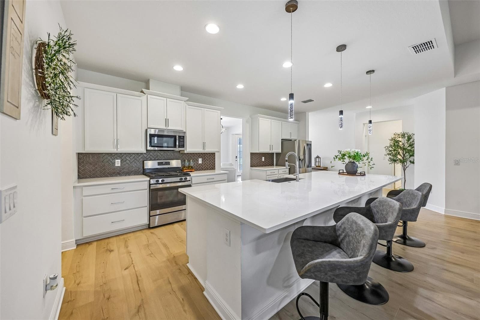 Not to be outdone, the interior delivers a bright, flowing layout anchored by a CHEF’S GOURMET KITCHEN that truly serves as the heart of the home. - 6100 SIERRA CROWN ST, MOUNT DORA