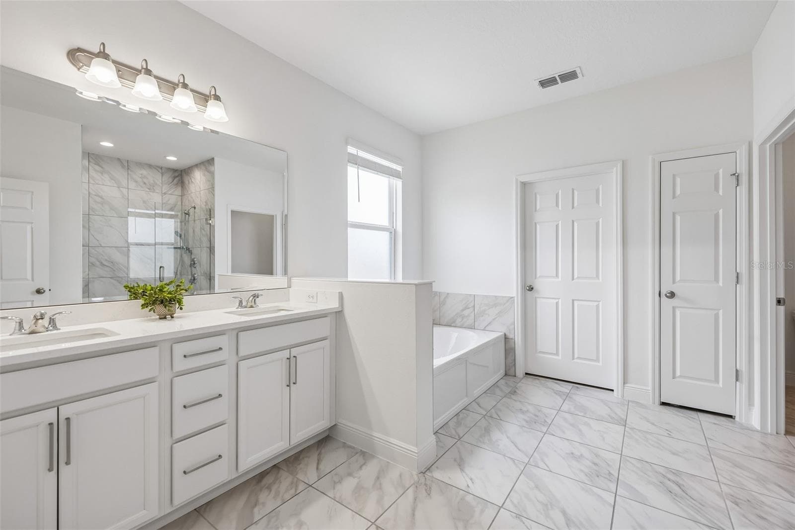 Private en-suite bath in the primary suite. - 6100 SIERRA CROWN ST, MOUNT DORA