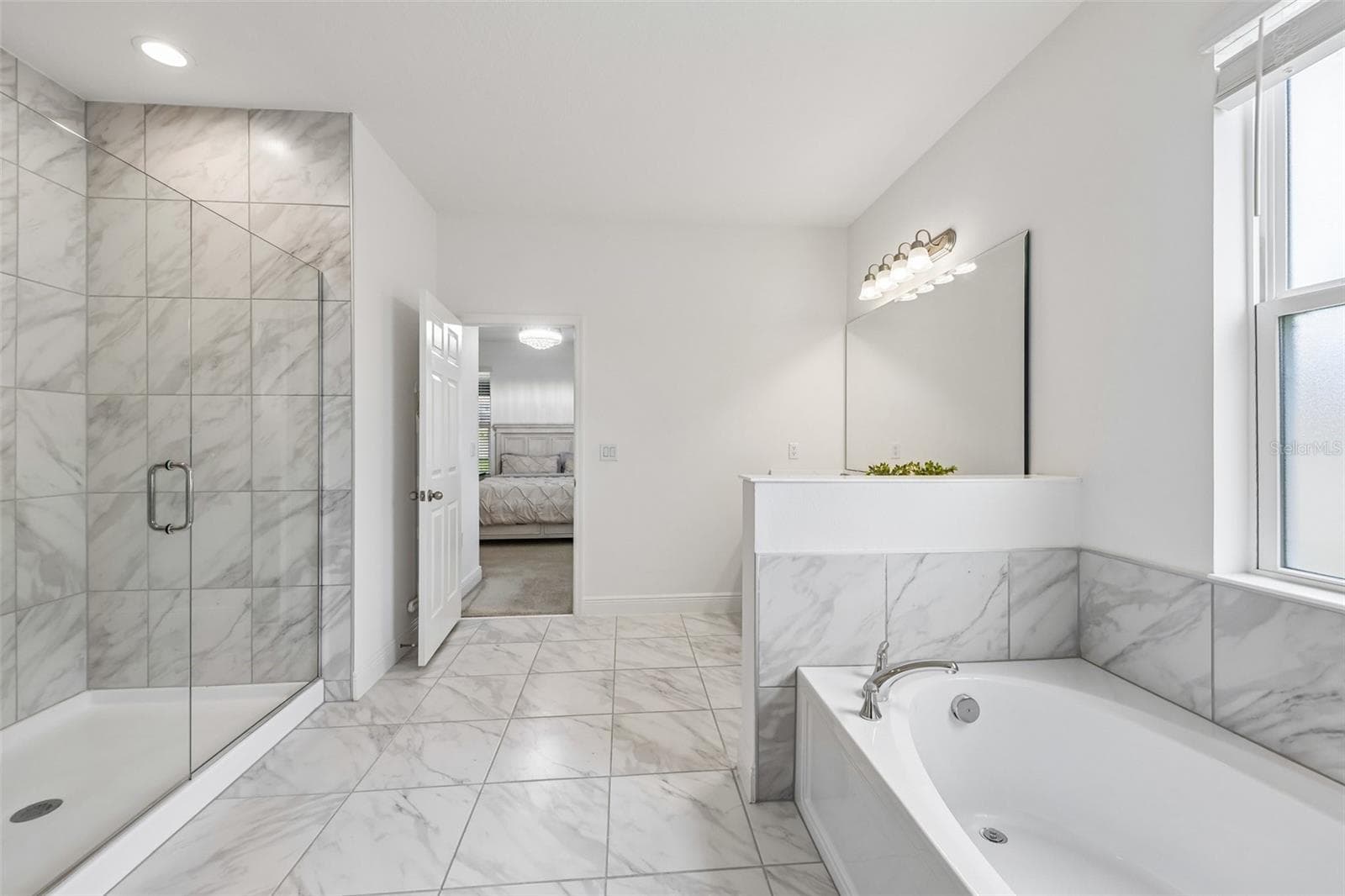 Upgraded en-suite bath includes a soaking tub and separate glass enclosed shower. - 6100 SIERRA CROWN ST, MOUNT DORA