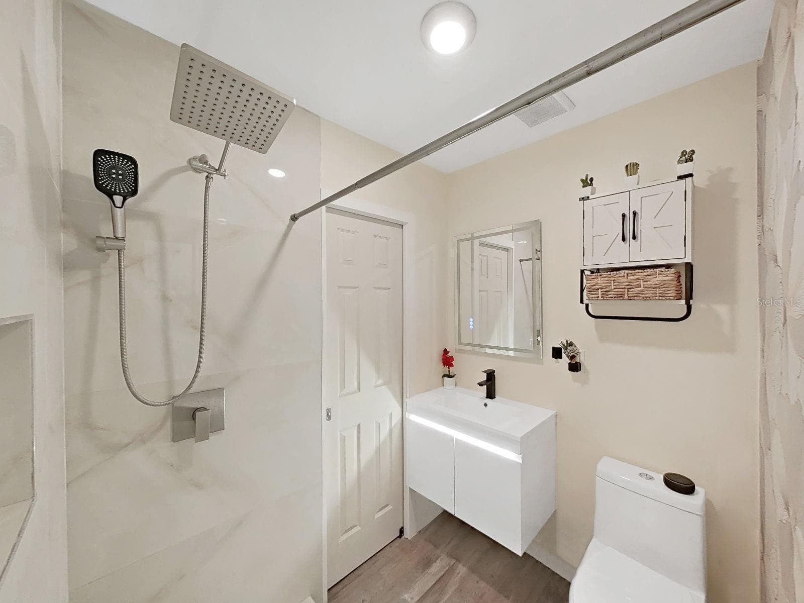 updated full hall bath - 7608 BARRY RD, TAMPA