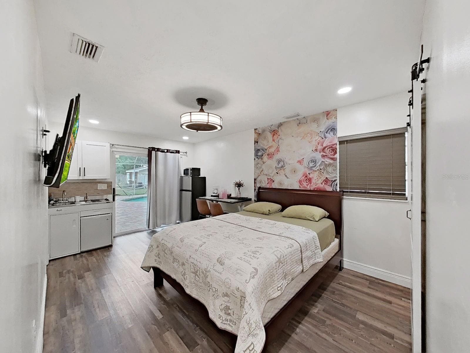 primary bedroom w walk-in closet, new sliding glass doors lead to pool area - 7608 BARRY RD, TAMPA