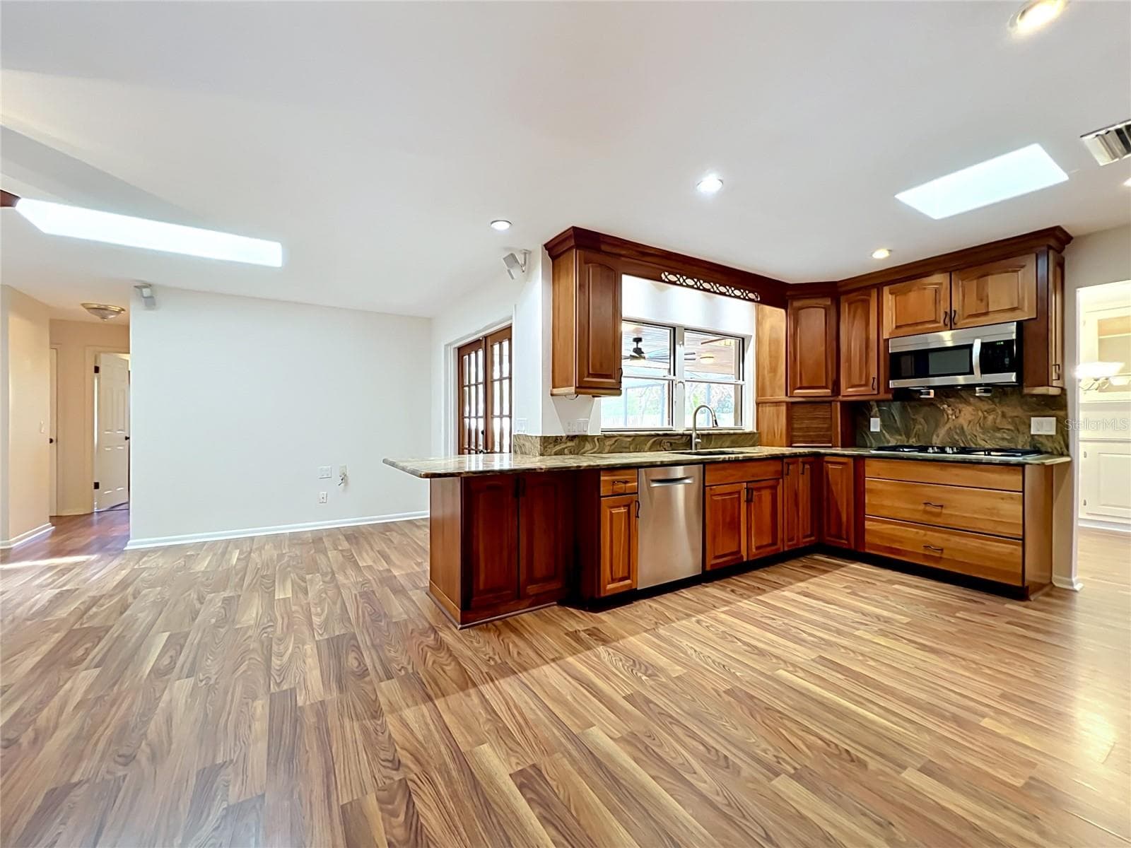 Breakfast bar at end of counter for informal meals - 105 CEDAR OAK TRL, LONGWOOD