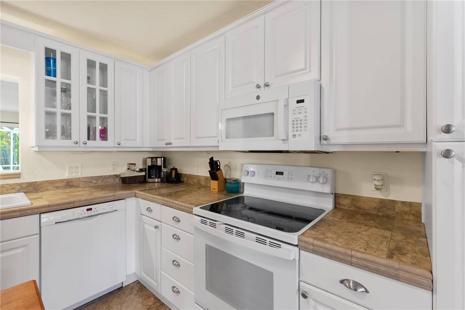 DEEP CABINETS - 7860 HOLIDAY DR, SARASOTA