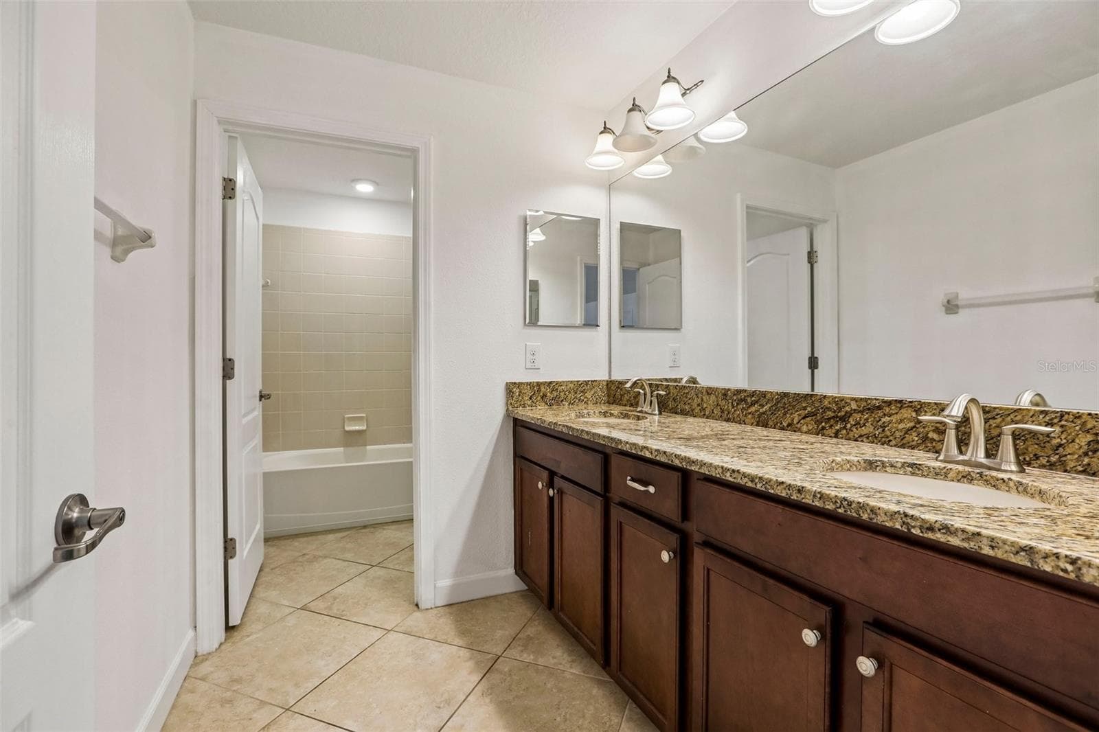 Single Family Residence at 19417 PADDOCK VIEW DR, TAMPA, photo 33 of 55
