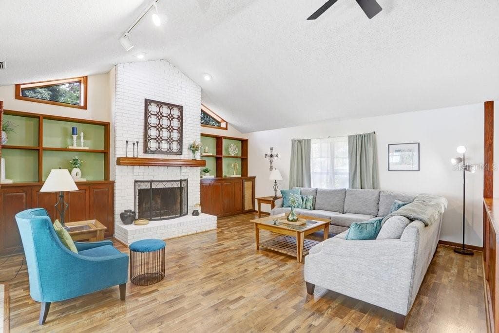 Family Room with Fireplace and Custom Built ins - 507 SPORTSMAN PARK DR, SEFFNER