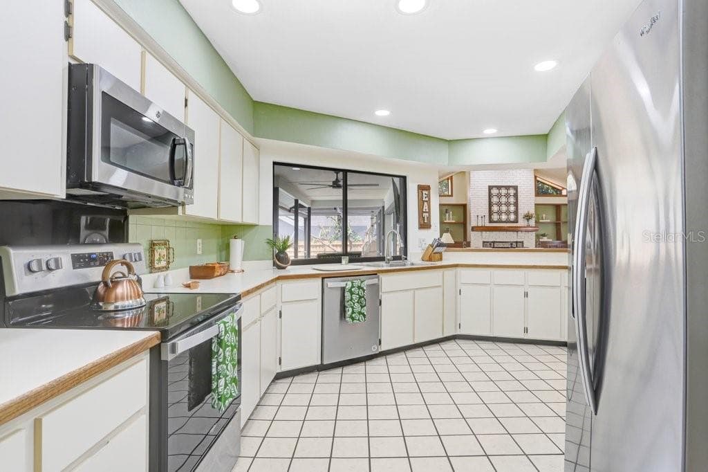 Kitchen connected to Family Room and Eat in Dining Space - 507 SPORTSMAN PARK DR, SEFFNER