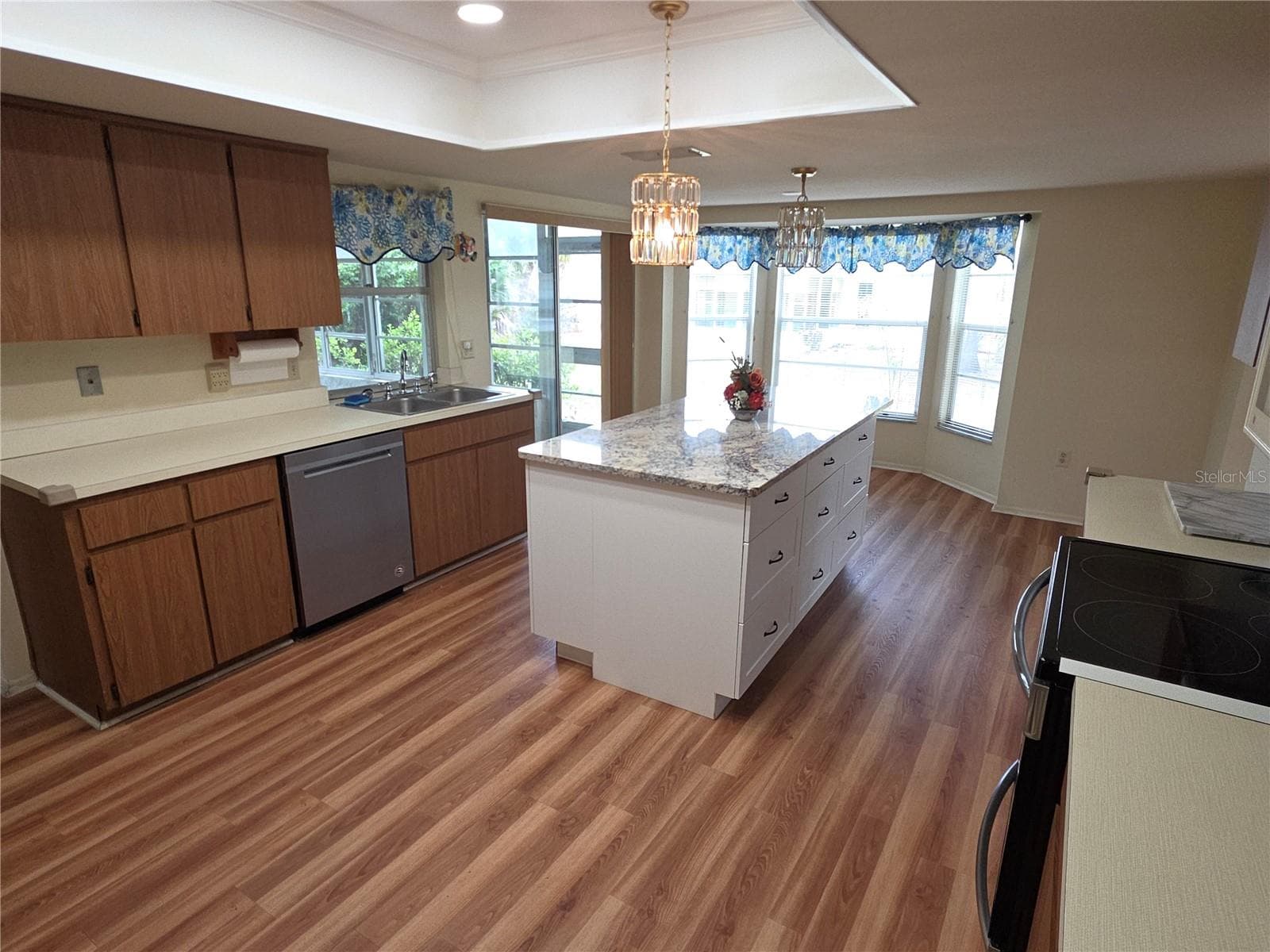 CENTER ISLAND - 6264 DARIEN WAY, SPRING HILL