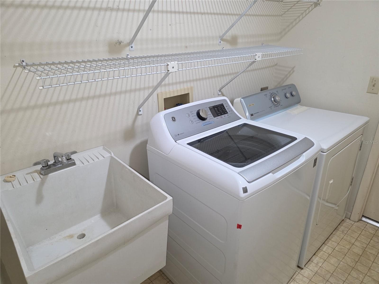 INSIDE LAUNDRY ROOM WITH A WASH TUB - 6264 DARIEN WAY, SPRING HILL