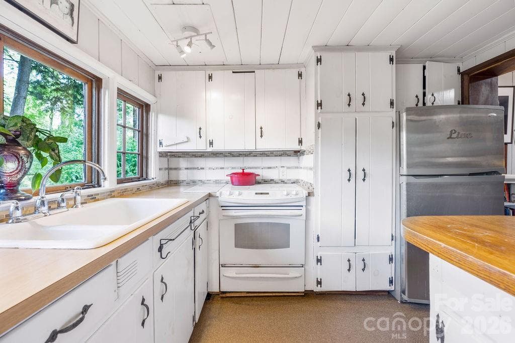 Kitchen - 2107 Mandarin Boulevard, Charlotte
