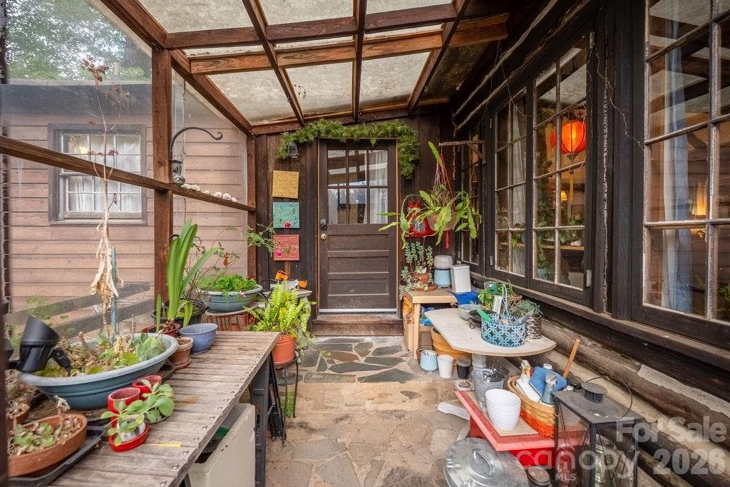 Green house - 2107 Mandarin Boulevard, Charlotte