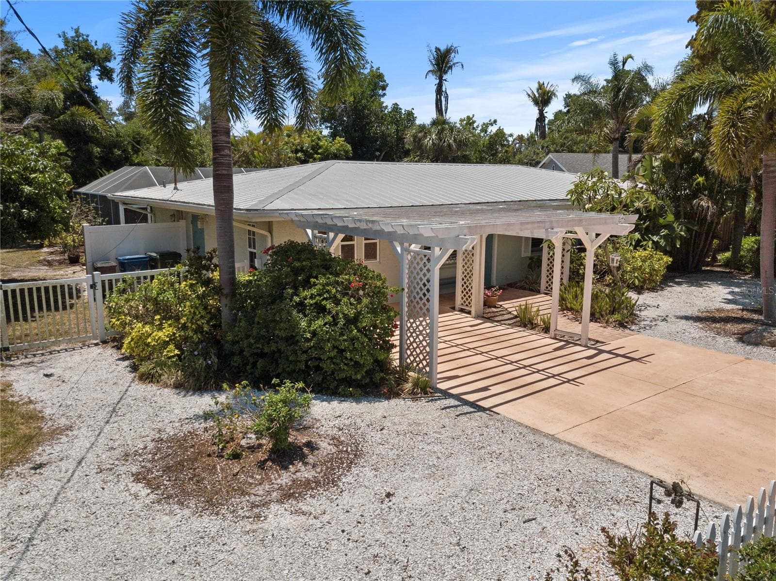 Front Elevation - 7860 HOLIDAY DR, SARASOTA