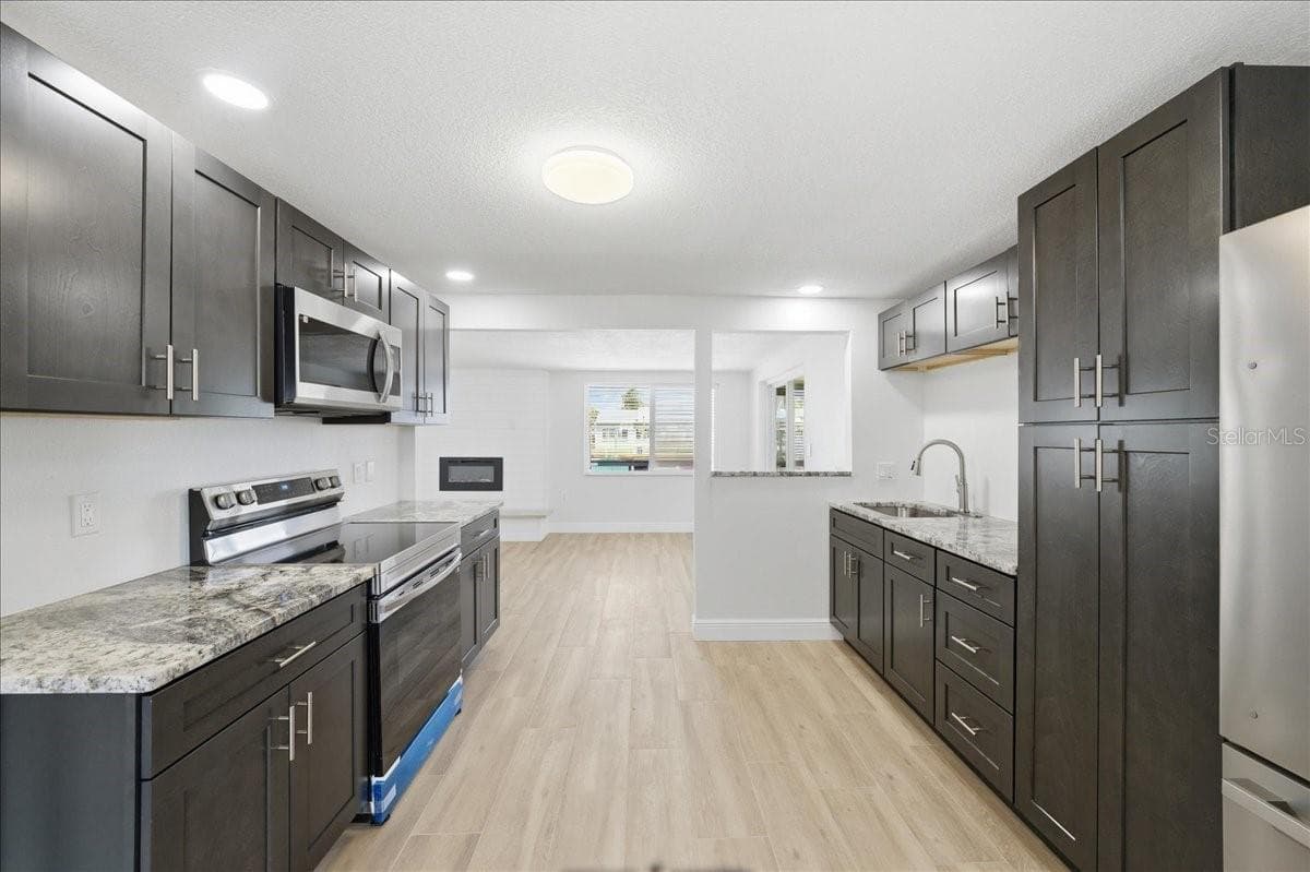 Single Family Residence at 13902 BARNARD AVE, HUDSON, photo 7 of 33