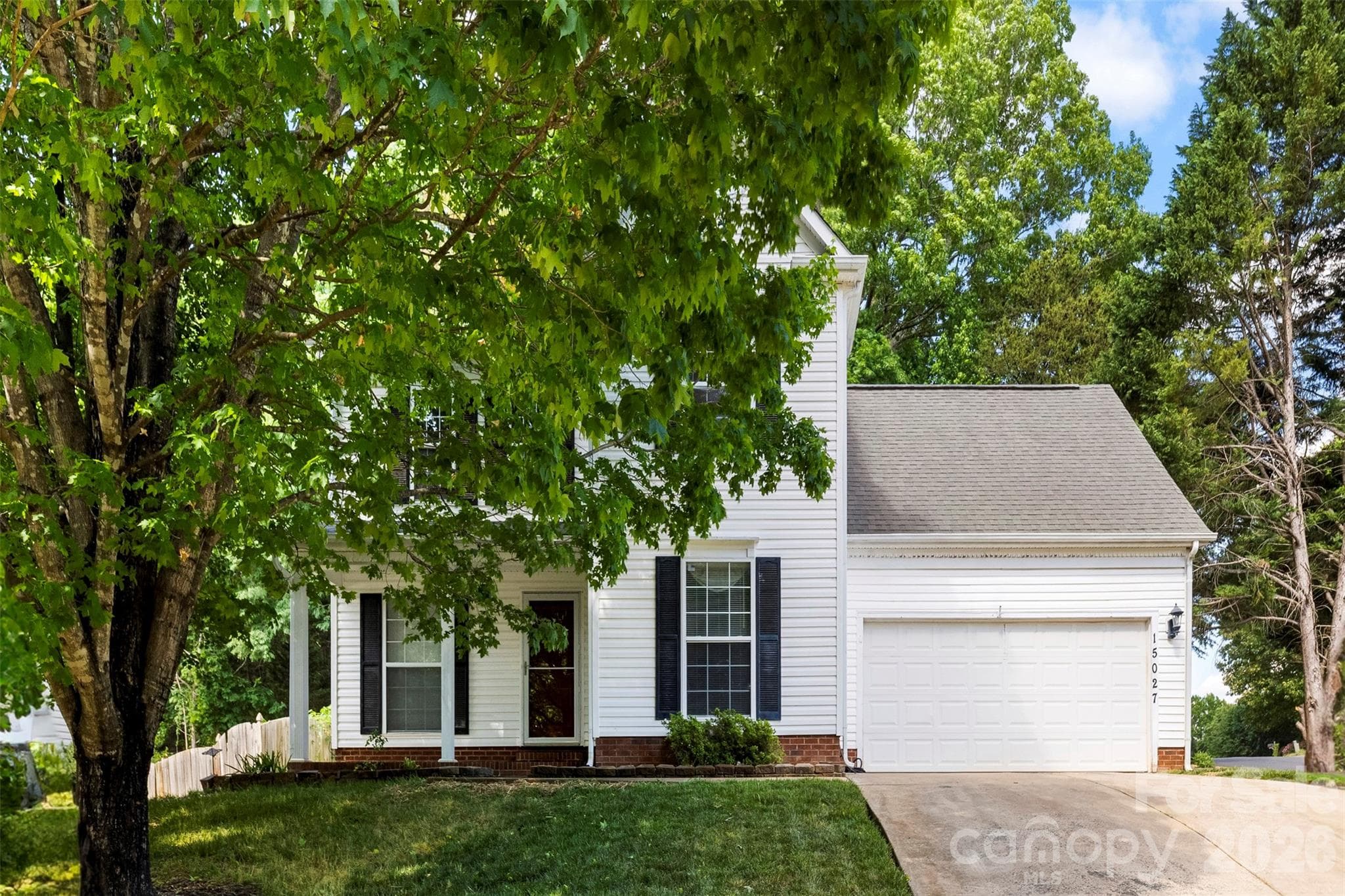 Single Family Residence at 15027 Ashlight Drive, Charlotte, photo 2 of 43