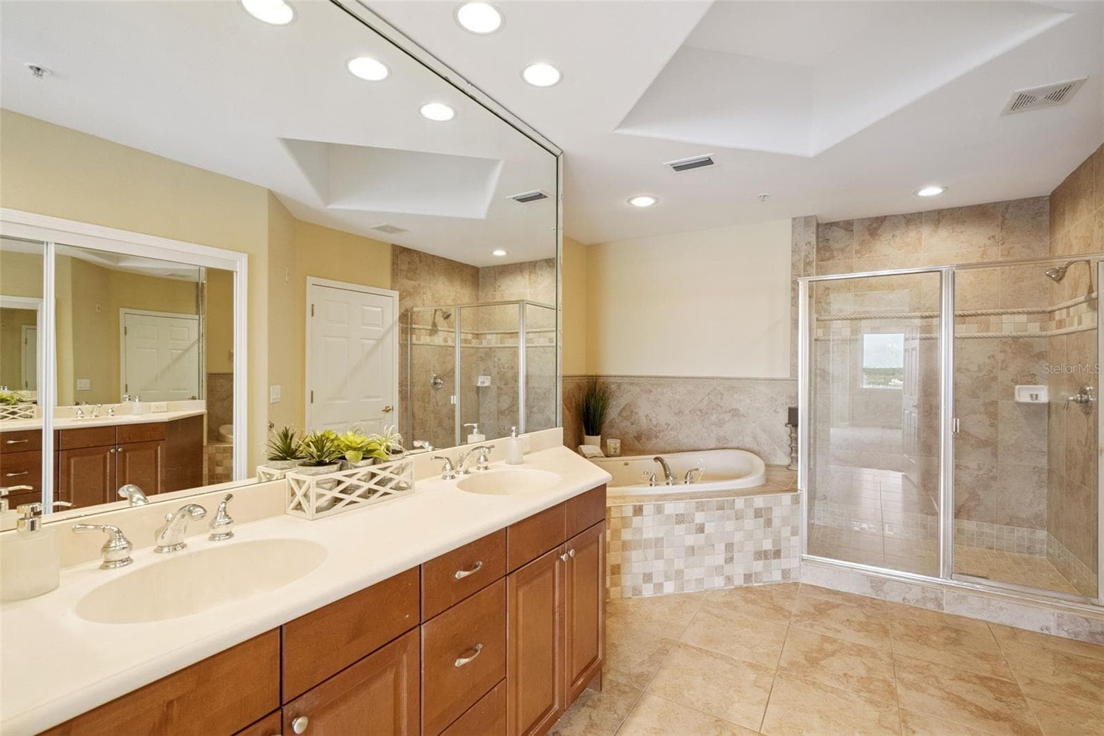 Primary bathroom with double vanity - 8743 THE ESPLANADE #34, ORLANDO