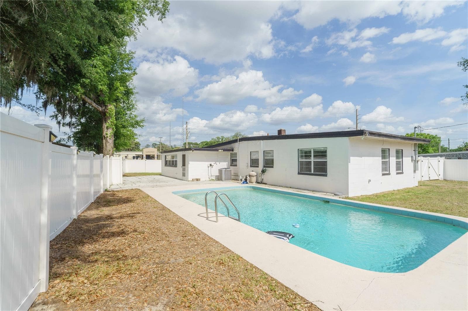 Lots of space to entertain - 3523 SE 6TH ST, OCALA