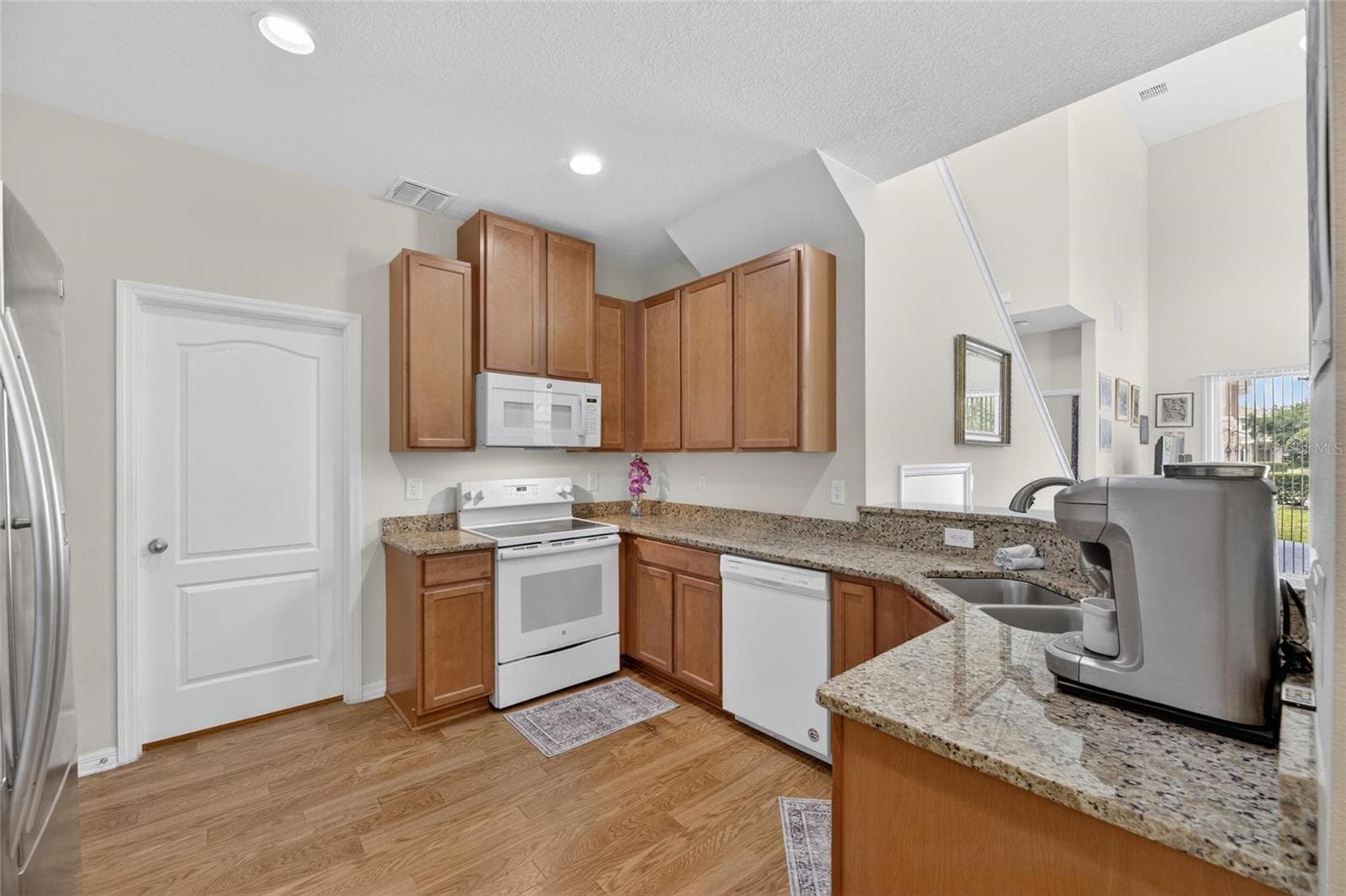 Wood kitchen cabinets - 2130 BROADWAY VIEW AVE, BRANDON
