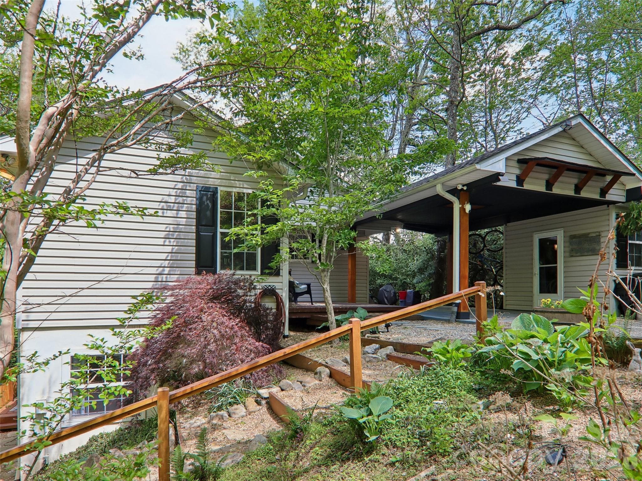 Mountain cottage with low maintenance landscape - Pisgah Forest