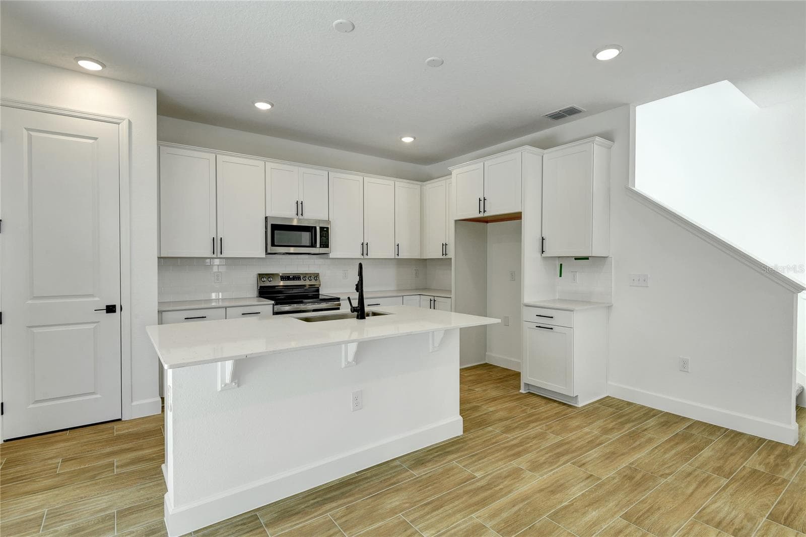 Single Family Residence at 1010 CLOUD RIDGE CT, MOUNT DORA, photo 4 of 19