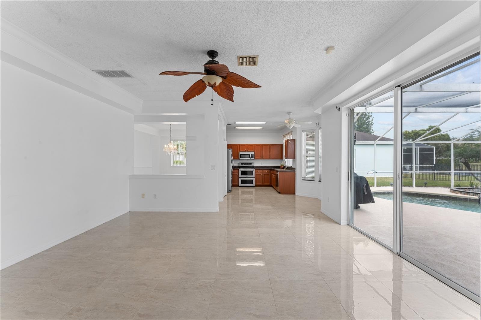 Single Family Residence at 617 LAKESCAPE CT, ORLANDO, photo 12 of 42