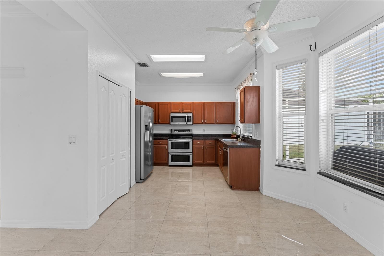 Single Family Residence at 617 LAKESCAPE CT, ORLANDO, photo 13 of 42