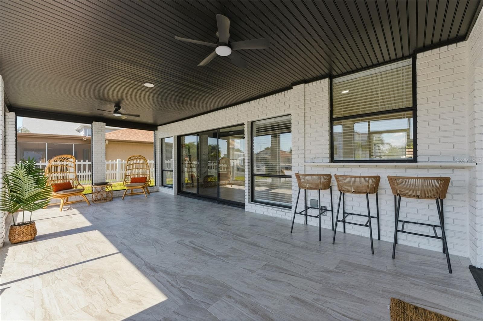 Screened patio with pass through bar - 3917 E EDEN ROC CIR, TAMPA
