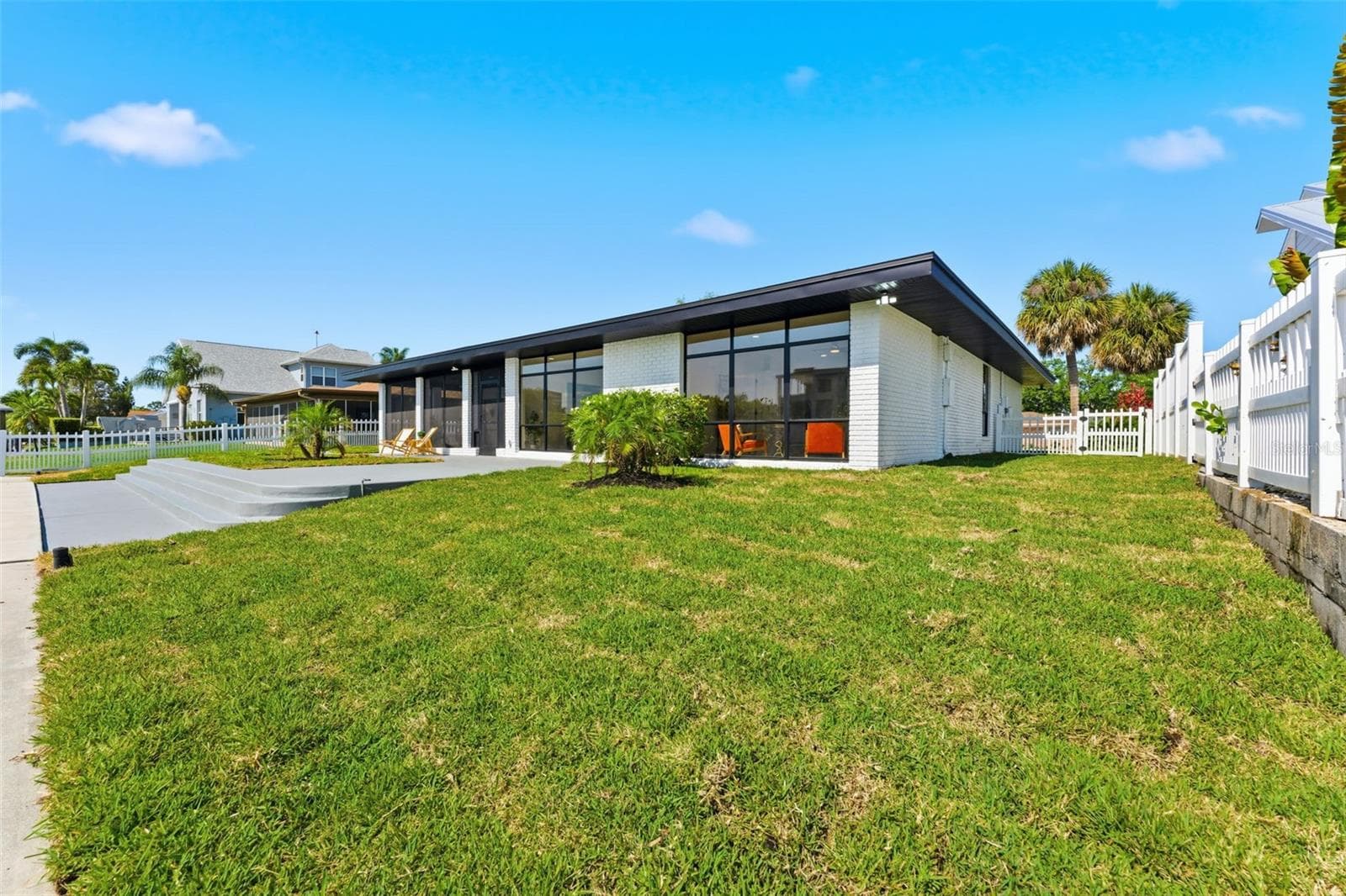 large yard - 3917 E EDEN ROC CIR, TAMPA