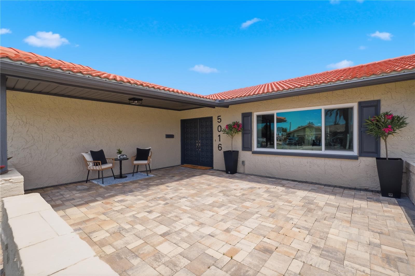 huge front courtyard for a fire pit or entertaining - 5016 DORY DR, NEW PORT RICHEY