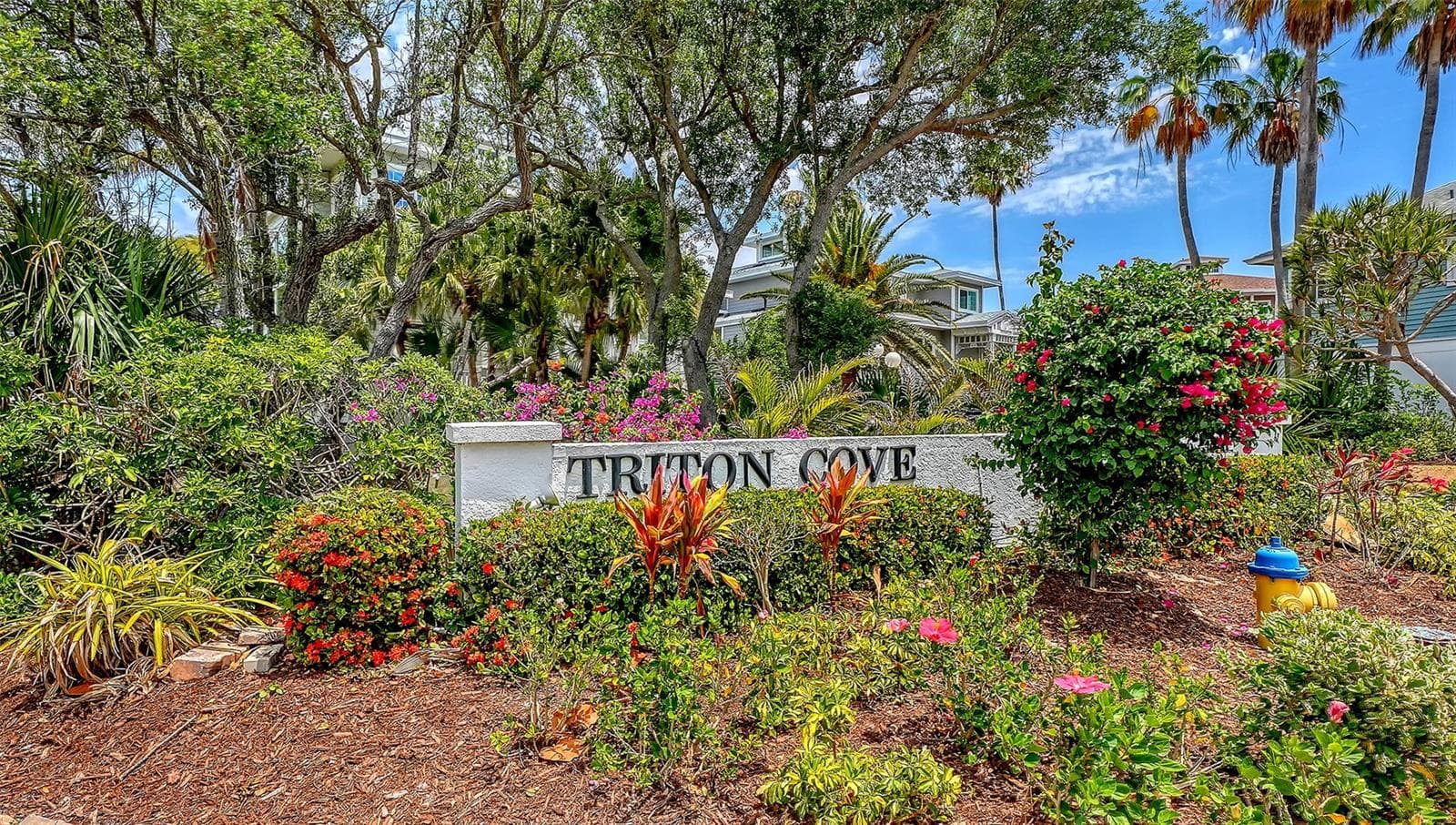 Lushly maintained TRITON COVE is located in a perfect island location very close to the Bay Isles shopping center. - 3040 GULF OF MEXICO DR #3, LONGBOAT KEY