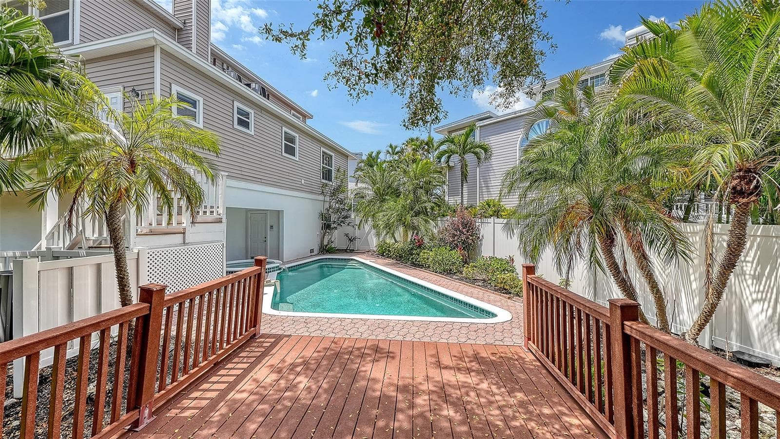 Don't miss out on any outdoor Florida recreation by taking a swim in the pool and hot tub! - 3040 GULF OF MEXICO DR #3, LONGBOAT KEY