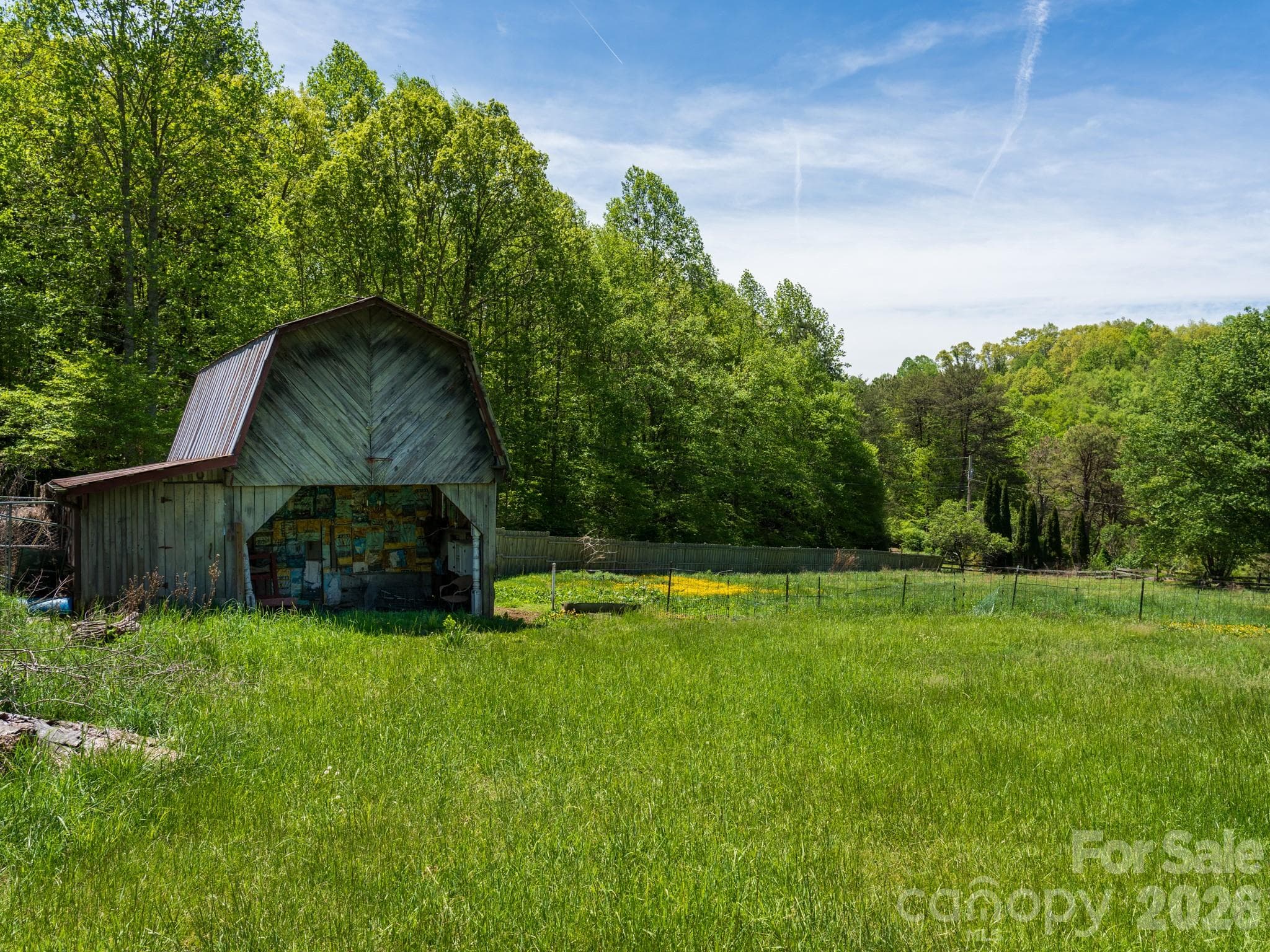 Vintage barn with power available and attached pasture - Clyde