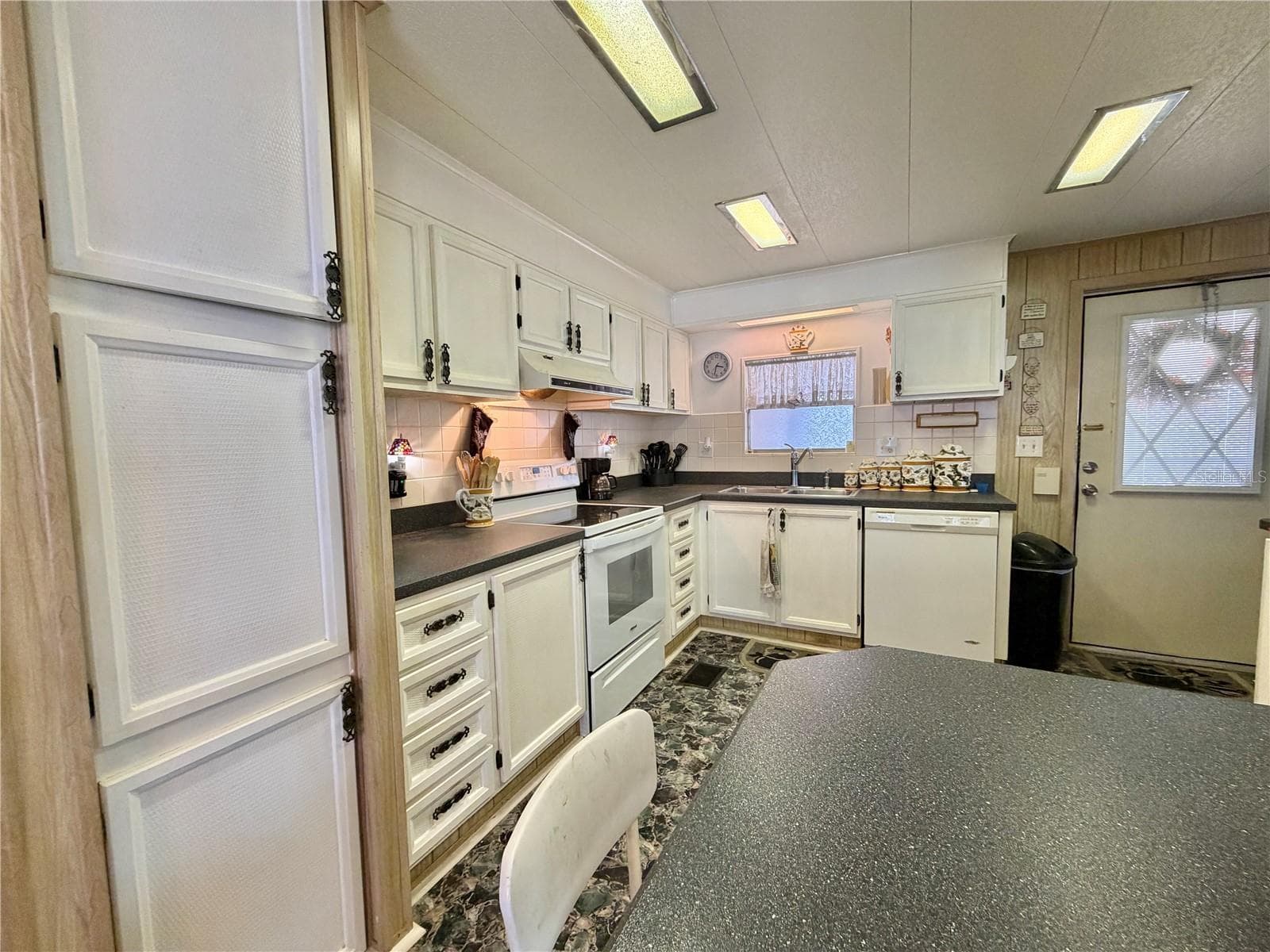 Manufactured Home at 100 MARIGOLD ST, LEESBURG, photo 24 of 67