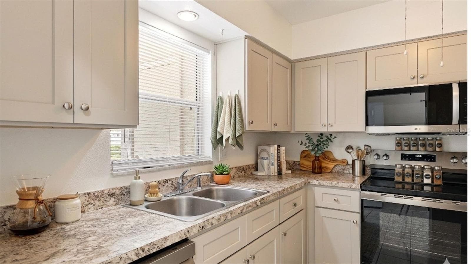 Virtually Staged - 9914 SEBASTIAN CT, BRADENTON
