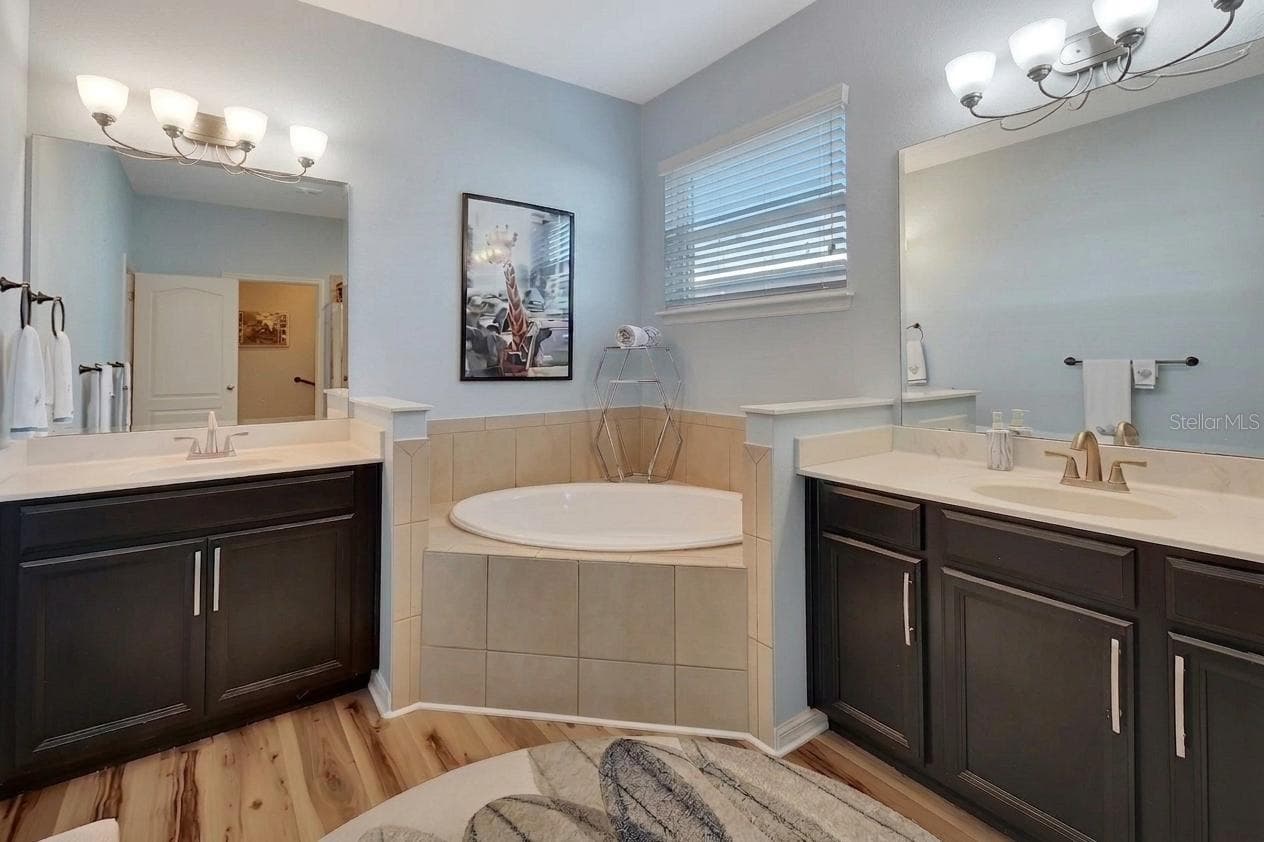 Dual Vanities and Soaking tub - 337 ORCHARD HILL ST, DELAND
