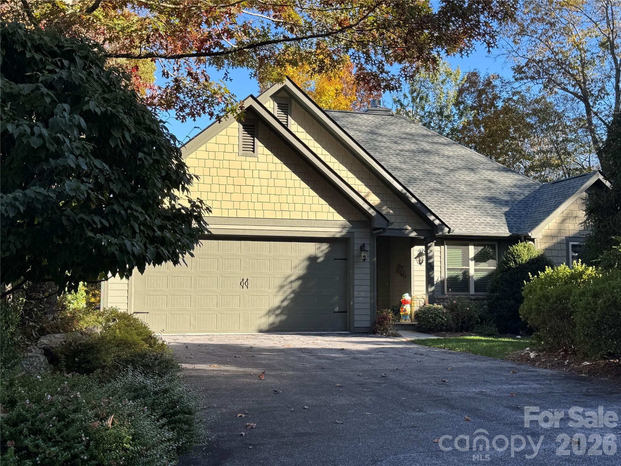 Single Family Residence at 894 Dunroy Drive, Hendersonville, photo 2 of 39