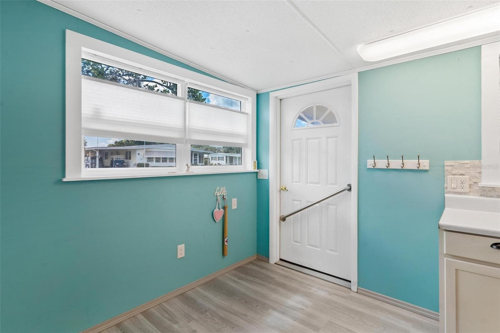 Manufactured Home at 717 W COACH N FOUR DR, LEESBURG, photo 6 of 29