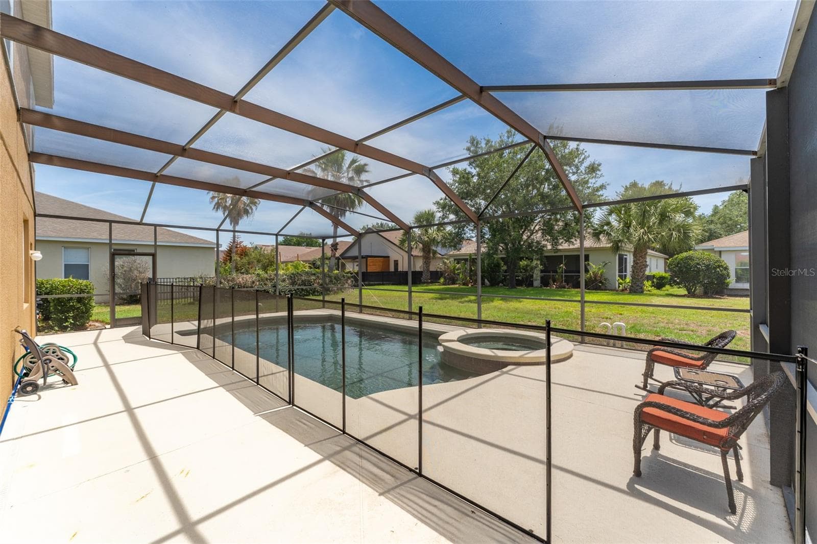 pool & spa with safety fence - 6302 BRIDGEVISTA DR, LITHIA