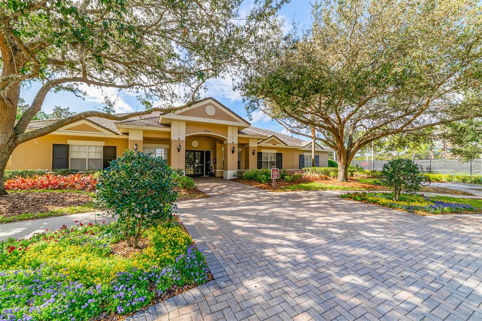 The Osprey Club with fitness room, pool, play ground & sports courts - 6302 BRIDGEVISTA DR, LITHIA