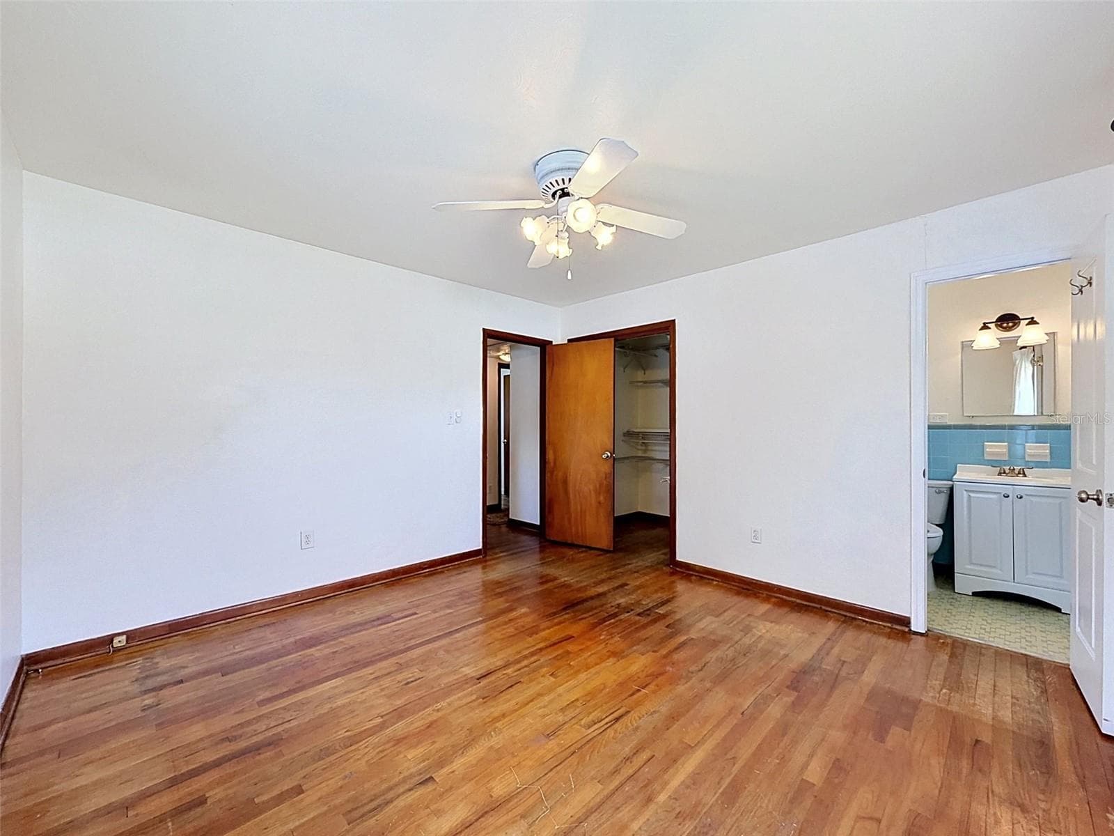 Primary bedroom with en suite bathroom - 2518 W NORTH ST, TAMPA