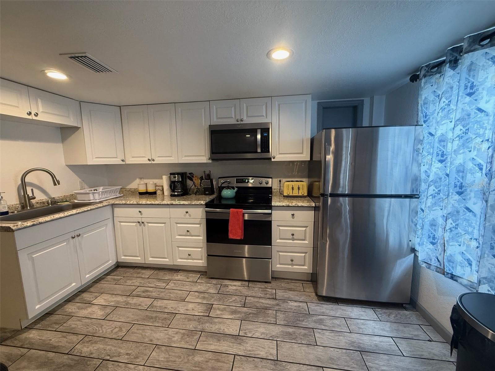 907 kitchen - 907 N WABASH AVE, LAKELAND