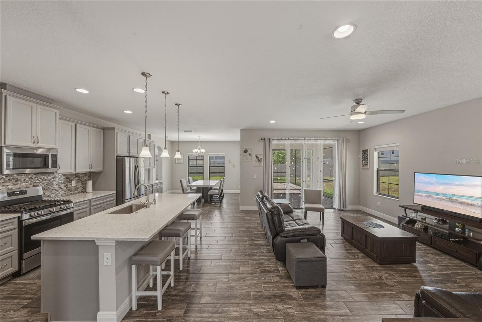 Single Family Residence at 14633 RED CASTLE AVE, LITHIA, photo 4 of 63