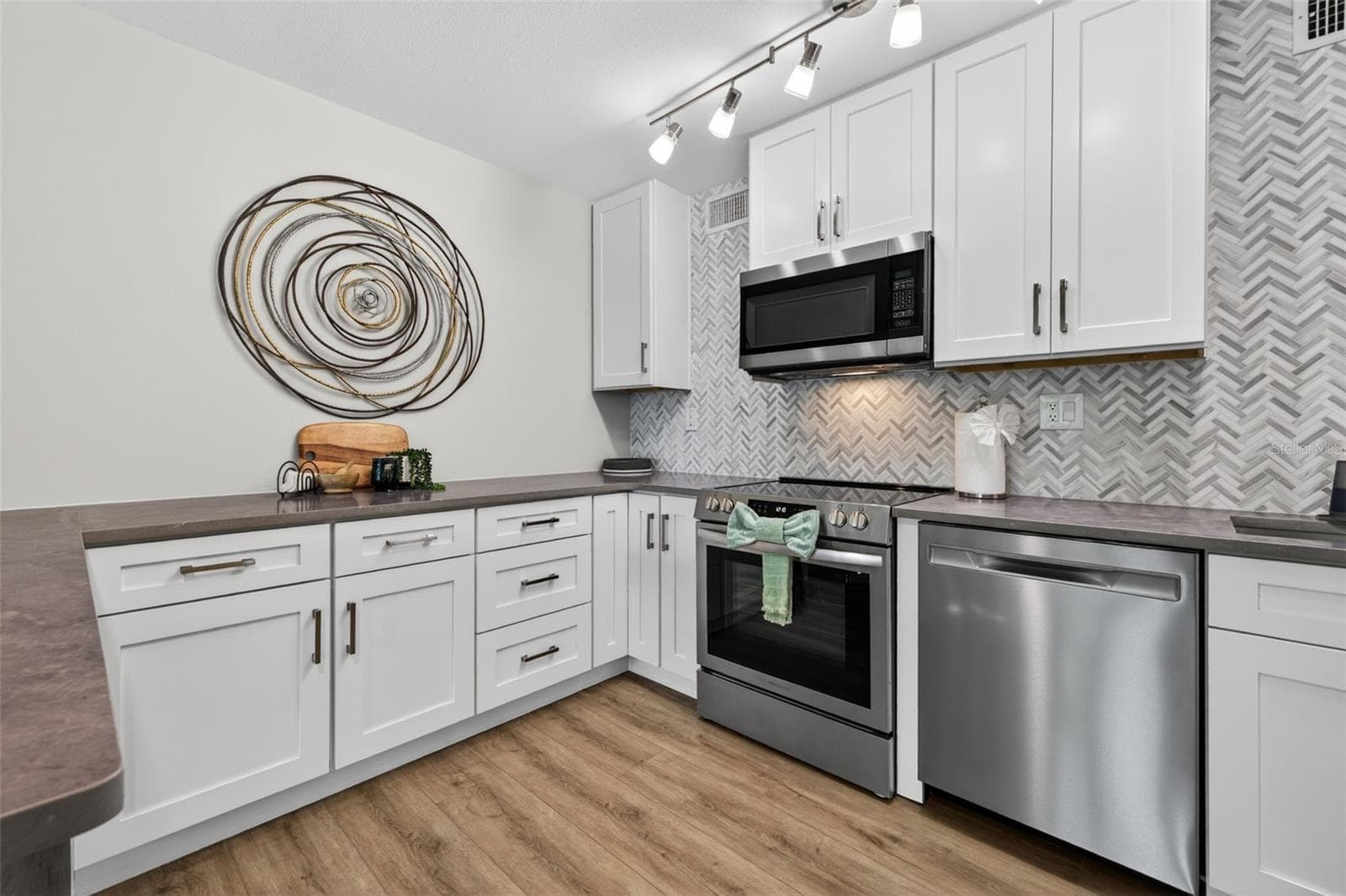 In-Law Suite - 100 OAKMONT LN #107 & 108, BELLEAIR