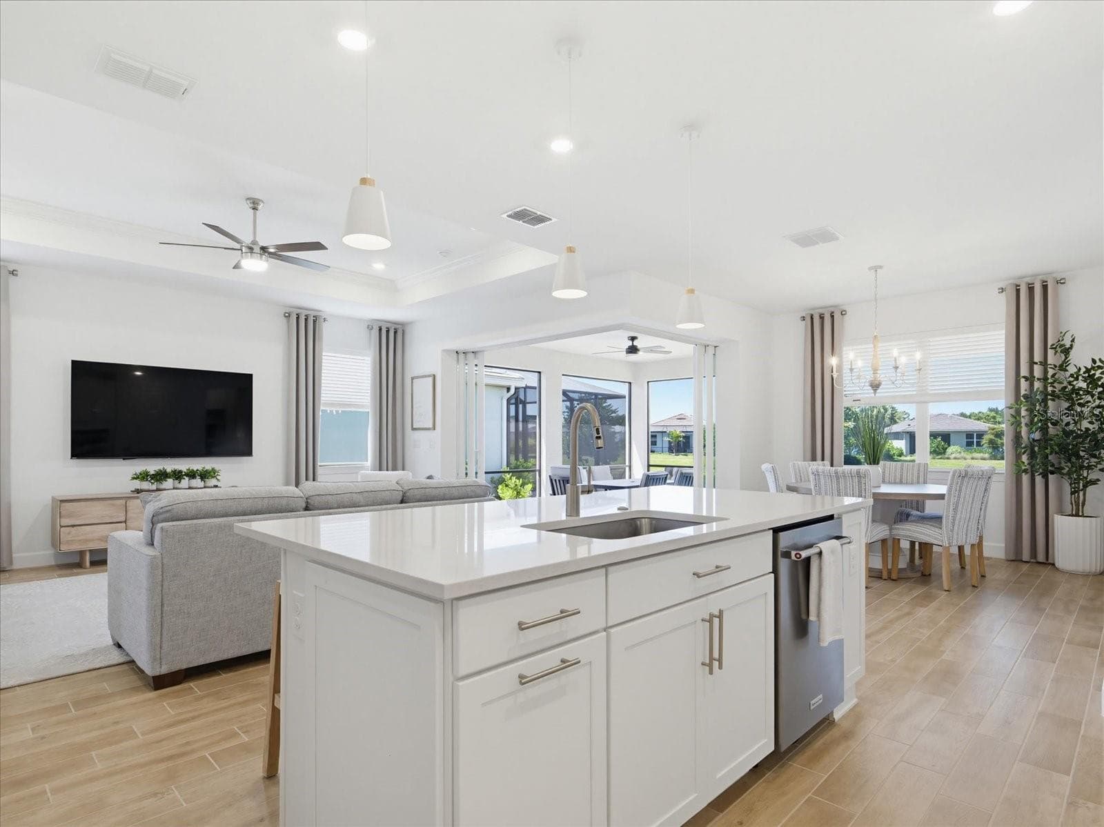 Single Family Residence at 10408 SEA BREEZE RIDGE DR, ENGLEWOOD, photo 6 of 75