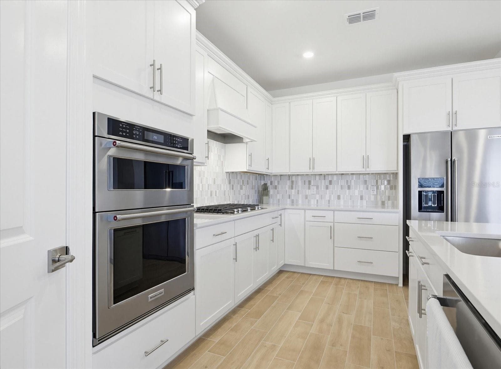 Single Family Residence at 10408 SEA BREEZE RIDGE DR, ENGLEWOOD, photo 10 of 75