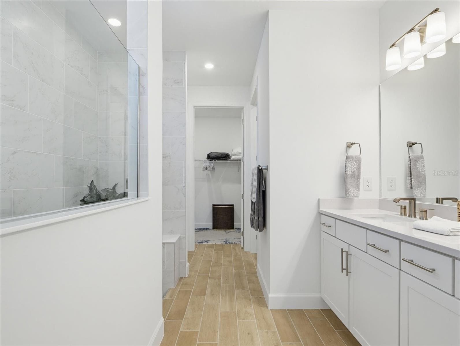 Single Family Residence at 10408 SEA BREEZE RIDGE DR, ENGLEWOOD, photo 21 of 75