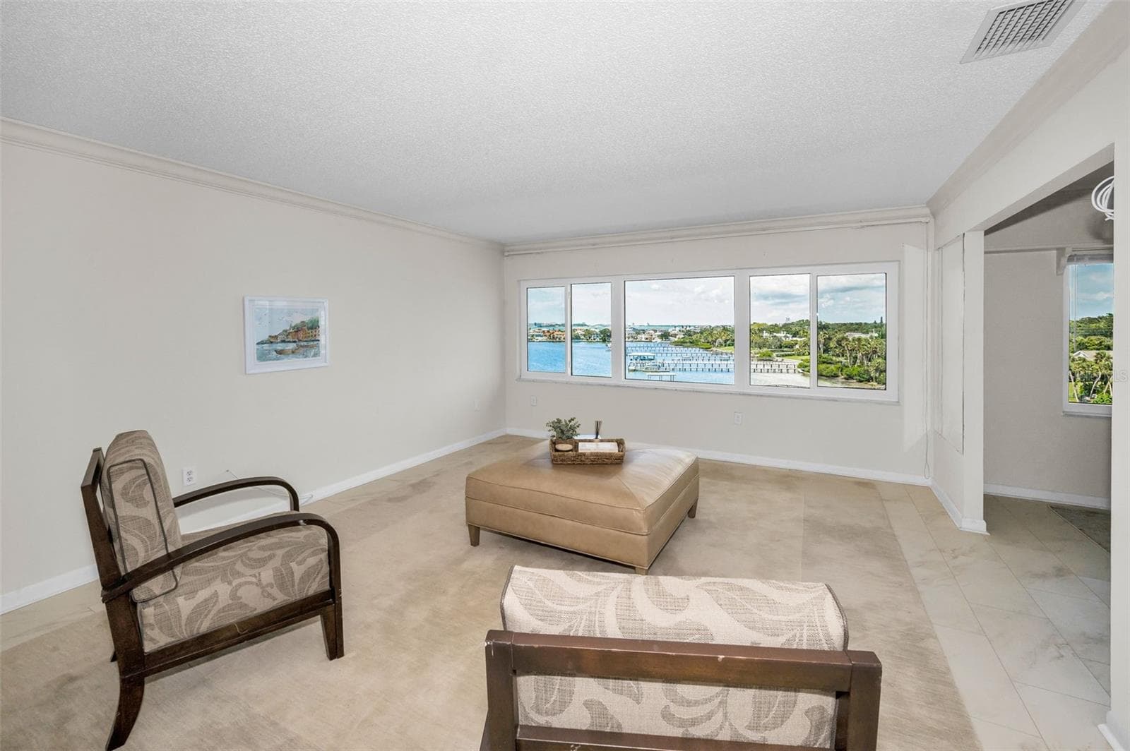 Spacious living room - 100 BLUFF VIEW DR #608C, BELLEAIR BLUFFS